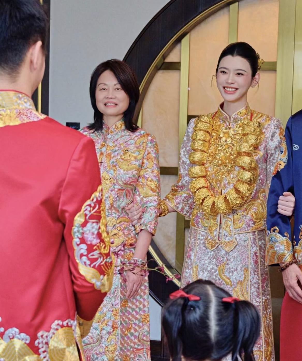 奚梦瑶澳门答谢宴戴22只龙凤镯亮相，婆婆梁安琪出手就是满颈黄金，光脖子那圈估值就三百万往上，普通人干一辈子可能都摸不到这排面。现场中式礼服一衬，金镯子沉甸甸压在腕上颈间，不是炫富，是豪门把“重视”直接戴出来了。咱老百姓看个热闹也看门道：四太给儿媳传家镯、肯让儿女往自己事业上跑，三太那边何超莲结婚珍珠