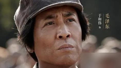 首集收视直接破2，央视一套又赌对了。
五年磨一个剧本，457天实景拍摄，还把湘江战役的战场1比1给搭了出来。于和伟演毛泽东，王劲松、黄轩、黄晓明全压上去了。
开播一小时，热搜上全是“湘江战役看哭”。不是观众泪点低，是那血水混着泥浆往战壕里灌的镜头，太真了。
别的剧在棚里抠绿幕，这剧组在荒山野岭