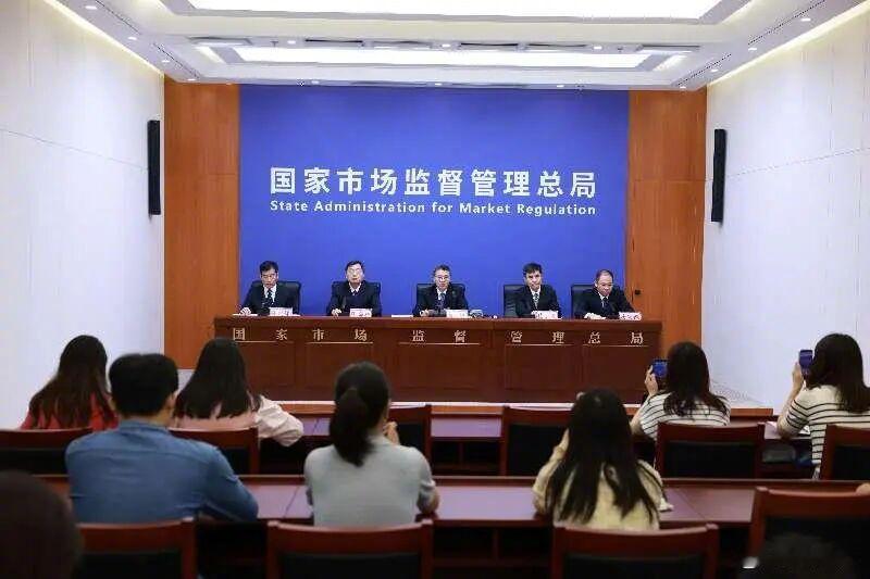 【#宣称和田玉手镯实为玻璃材质#！#传统工艺市场制假售假已成黑产#，有鉴定机构为珠宝鉴定证书“盖假章”】
一、
在传统工艺市场“打假清源”联合执法行动中，广东省广州市查处一起出具虚假检验检测报告案，一家珠宝鉴定企业因违法行为被依法责令停止违法行为、取消检验资格，并处罚款85000元。

经查 ​