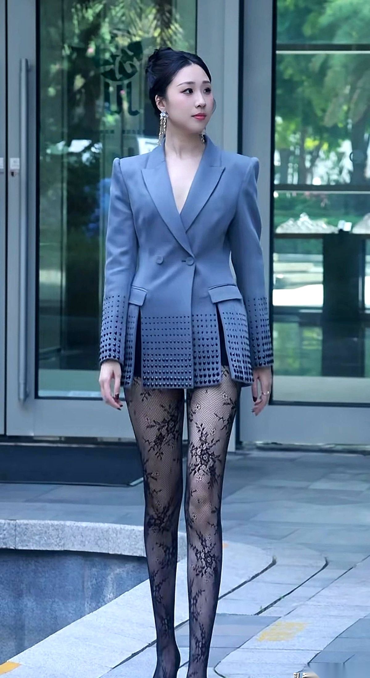 刷到这图，我愣了三秒。 第一反应是，又一个好看的模特小姐姐。 再一看头...