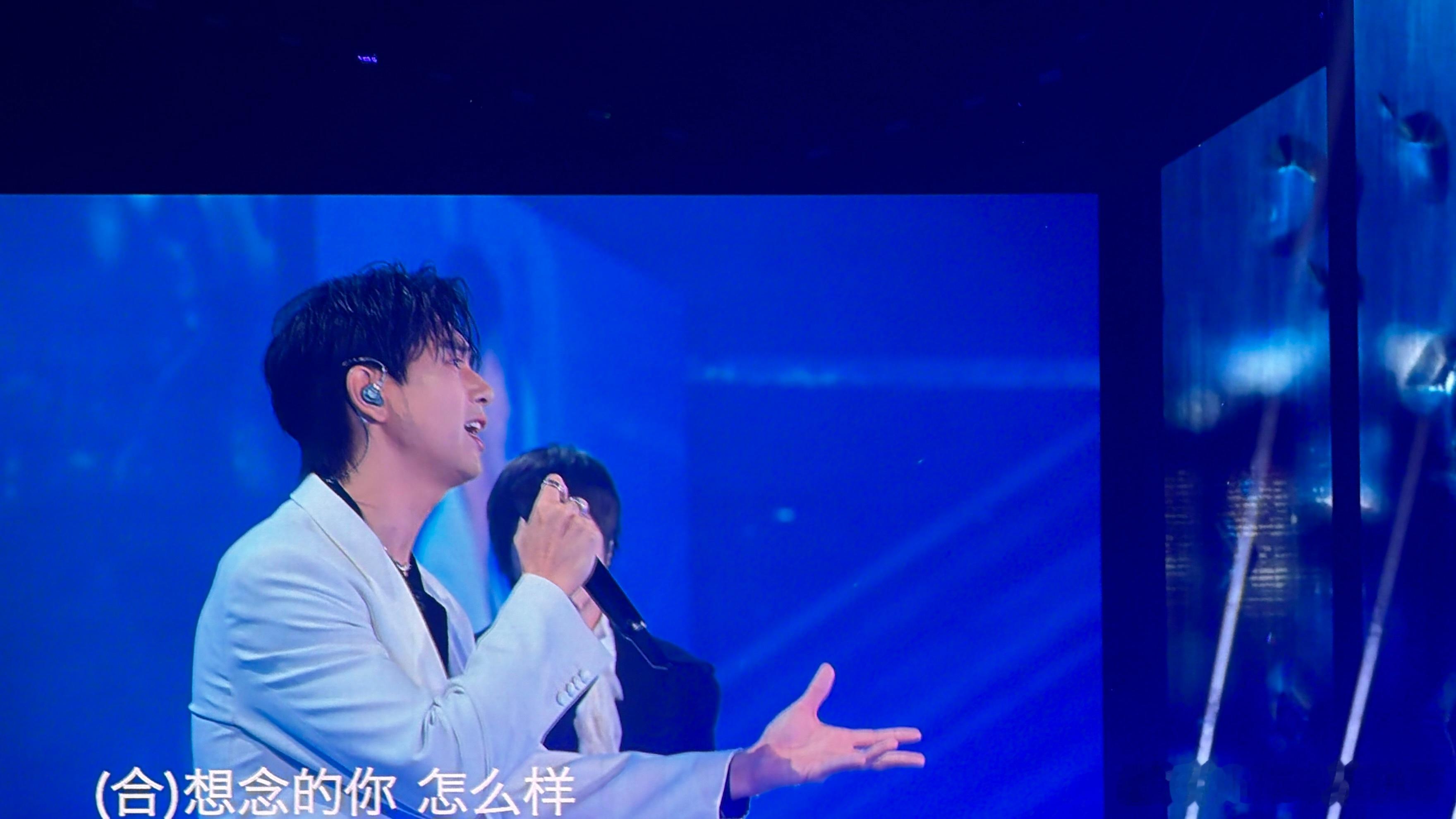 谁懂啊姐妹送的F4演唱会票，赚爆了，看到了李现，听了伍佰、吴克群、周杰伦和好多五月天的歌还有帅帅的哥哥们 ​