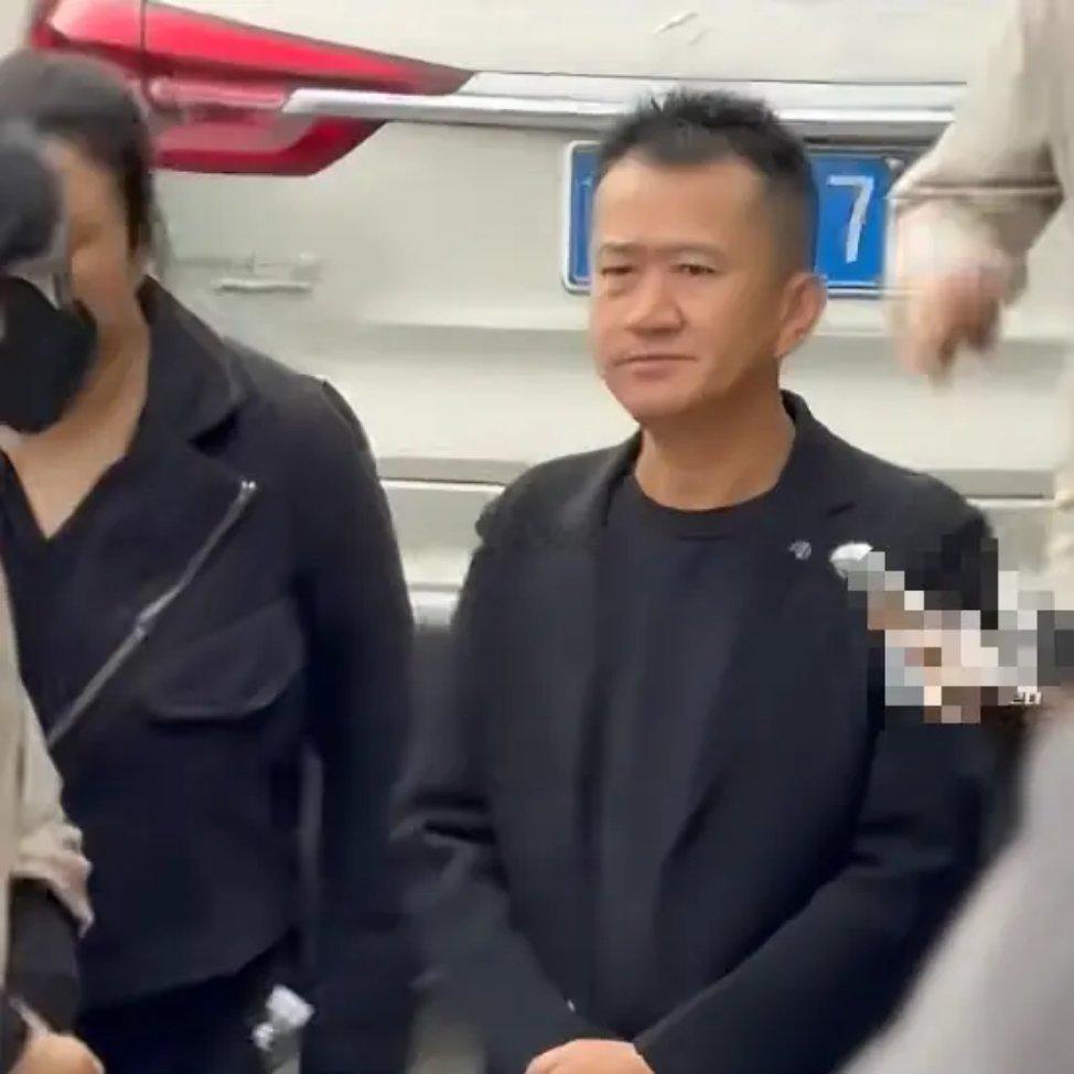 游本昌追悼会李嘉明痛哭，当年的一万块钱没白白无偿借出去啊[并不简单] ​