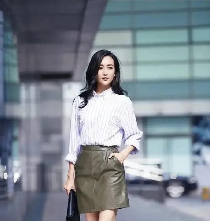 王鸥妹妹结婚那天，收账的亲戚估计都得吓一跳

一个以家属身份出席的小伙子，抬手就随了66万的份子钱

谁能想到，这个在网友嘴里长相平平、名气一般的德云社相声演员何九华，兜里的底气能这么足

这几年但凡刷到王鸥的感情八卦，底下评论区全是替她叫屈的

说她模样身段都是顶配，手里攥着《琅琊榜》《伪装者》这