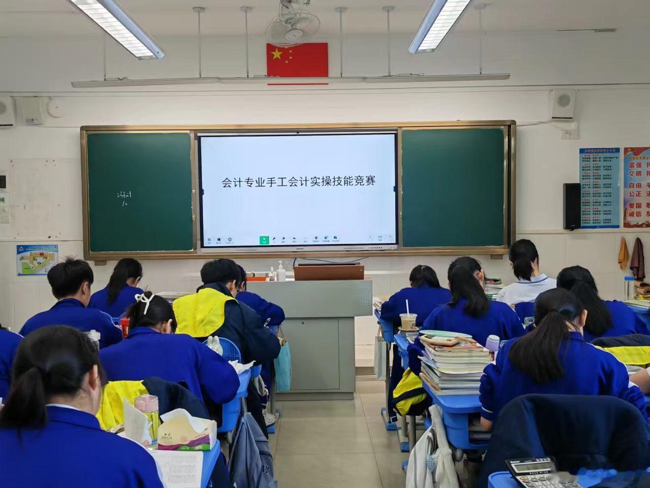✨相约荔外职中，奔赴崭新未来✨！期待已久的校园开放日即将开启啦！5月2...