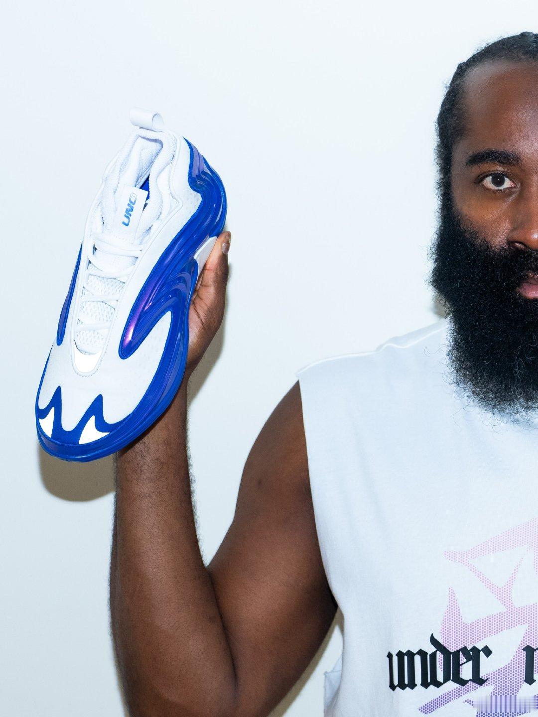 James Harden在自己的生日当天发布的内容中晒出了全新的adidas Harden Vol.11，这双鞋依旧是由设计师Jalal Enayah打造，新鞋也将于年底左右发售。

©jharden13

#NBA[超话]# ​