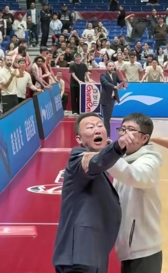 三连败的账，先结在了几句对话上
2022年就离开浙江稠州的刘维伟，四年后带着青岛回去打客场，结果把自己搭进去4万块钱。CBA官方10月24日的罚单写得很清楚，刘维伟和球迷发生口角、使用不当言语，罚款3万，作为球队责任人追加1万，合计4万。同一天，浙江稠州俱乐部因为主场个别球迷挑衅、安保未及时劝止，被