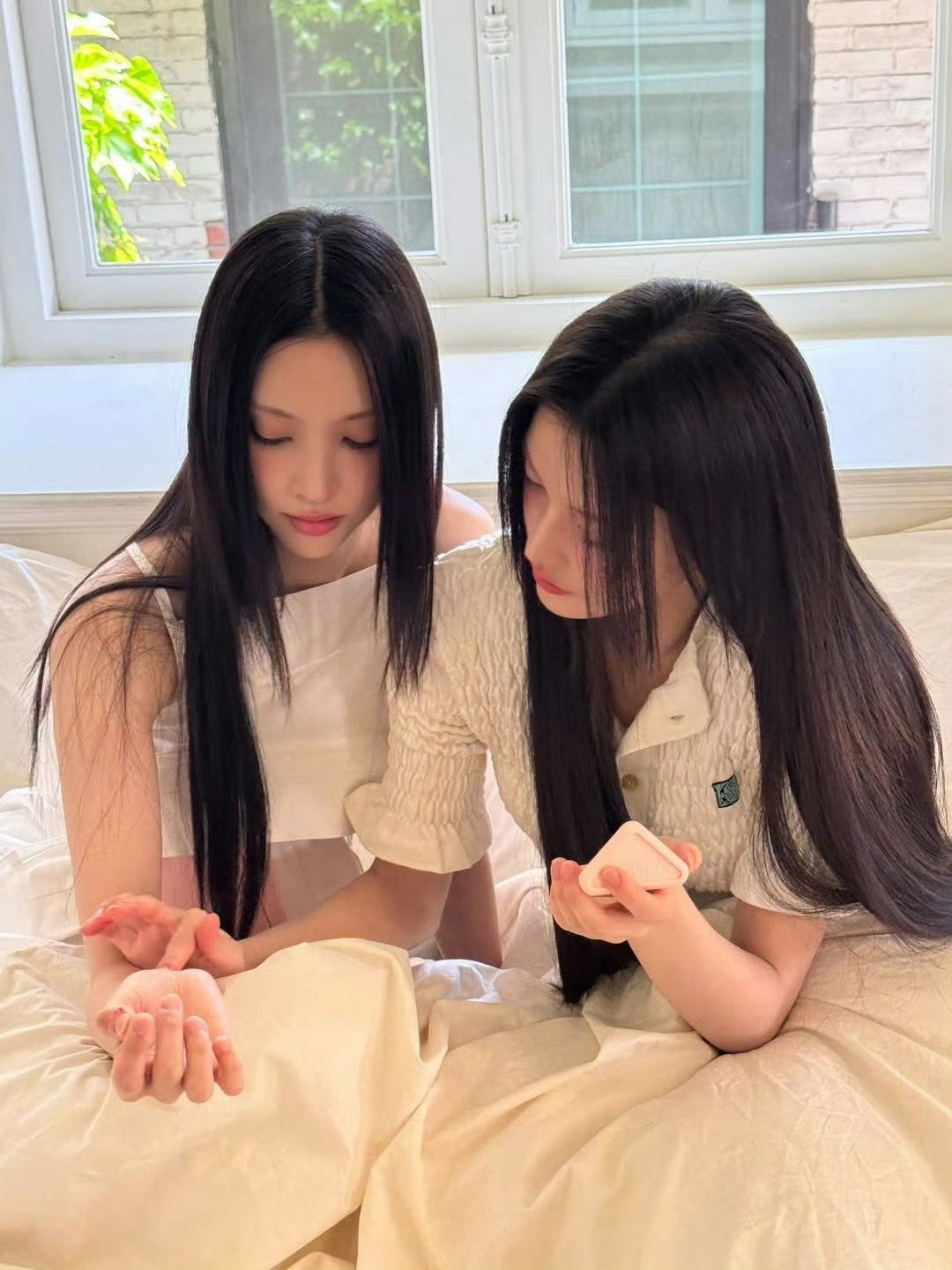 女孩子要拿iPhone17大结果，女孩子要拿普拉达大结果，女孩子要拿纪梵希大结果 ​