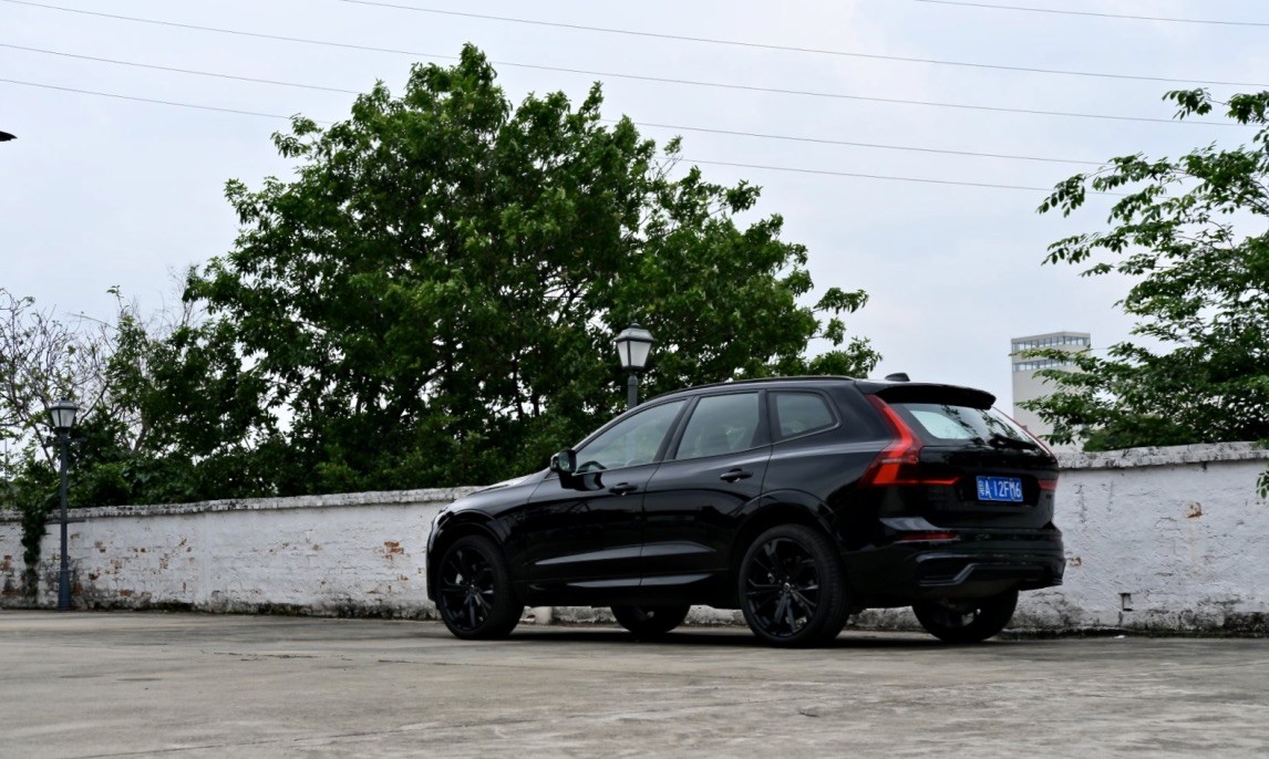 2026款沃尔沃XC60，小升级却让我觉得它更稳了。

这车我一直觉得是三十万级绕不开的选项之一。这一代没大改外观，反而在细节和质感上抠得更细，开起来那种北欧的安静感还在。

我倒挺欣赏沃尔沃这种脾气。别人拼命堆大屏、加彩电，它还是把安全、环保、座椅这些看不见的地方做扎实。买它的人，大多不是冲噱头，