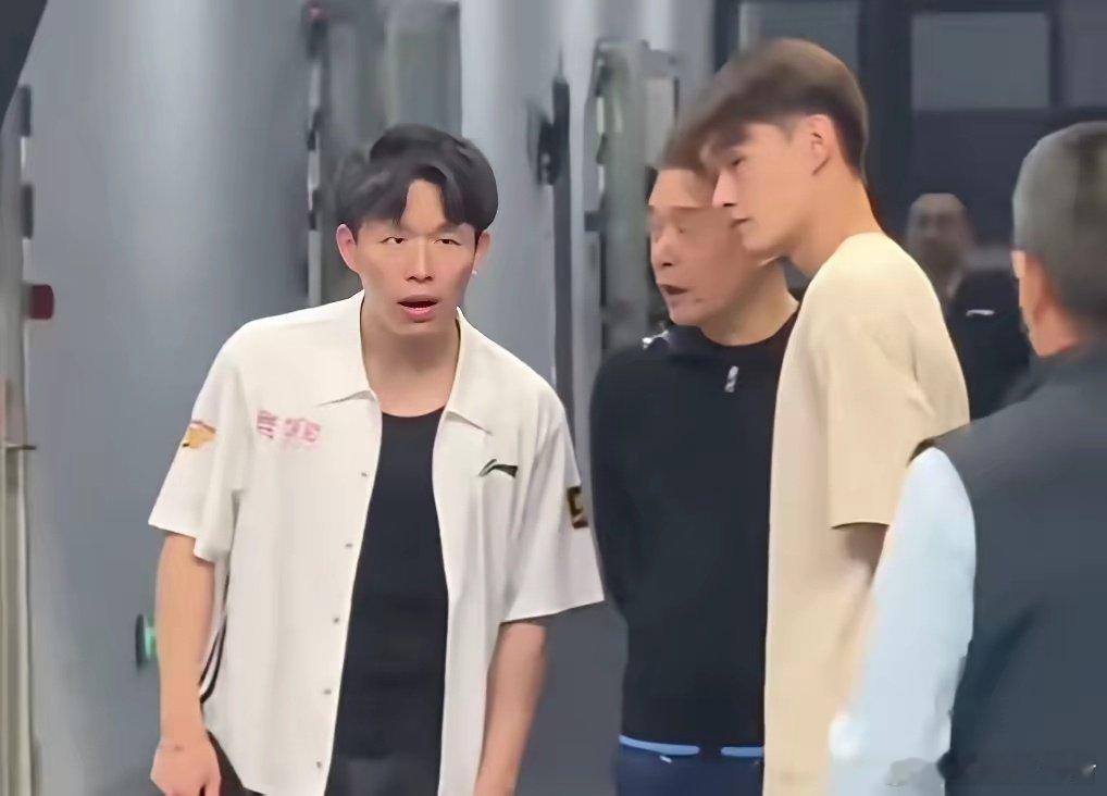 只能想说小陈总跟篮圈一线赵深长关系不错哈[哈哈][哈哈][哈哈][哈哈...