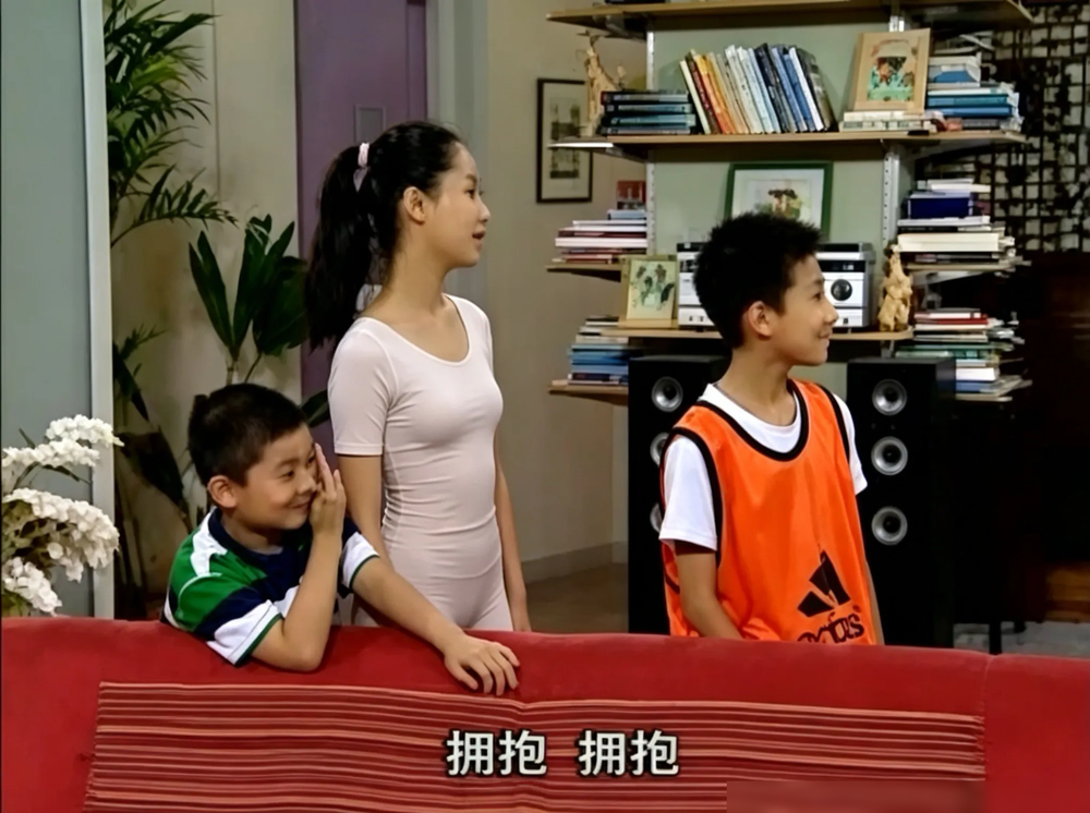 三孩子挤成一团，起哄让闹别扭的大人抱一个，那场面搁现在能笑疯。可你再看这三个人现在的采访，味儿全变了。
张一山说跟杨紫二十二年交情，见面不聊戏，就扯家长里短。杨紫拿白玉兰，他第一时间发消息，就仨字：实至名归。被叫了一辈子刘星，他倒看得开，说一个演员一辈子能有一个角色被人记住，已经烧高香了。
尤浩