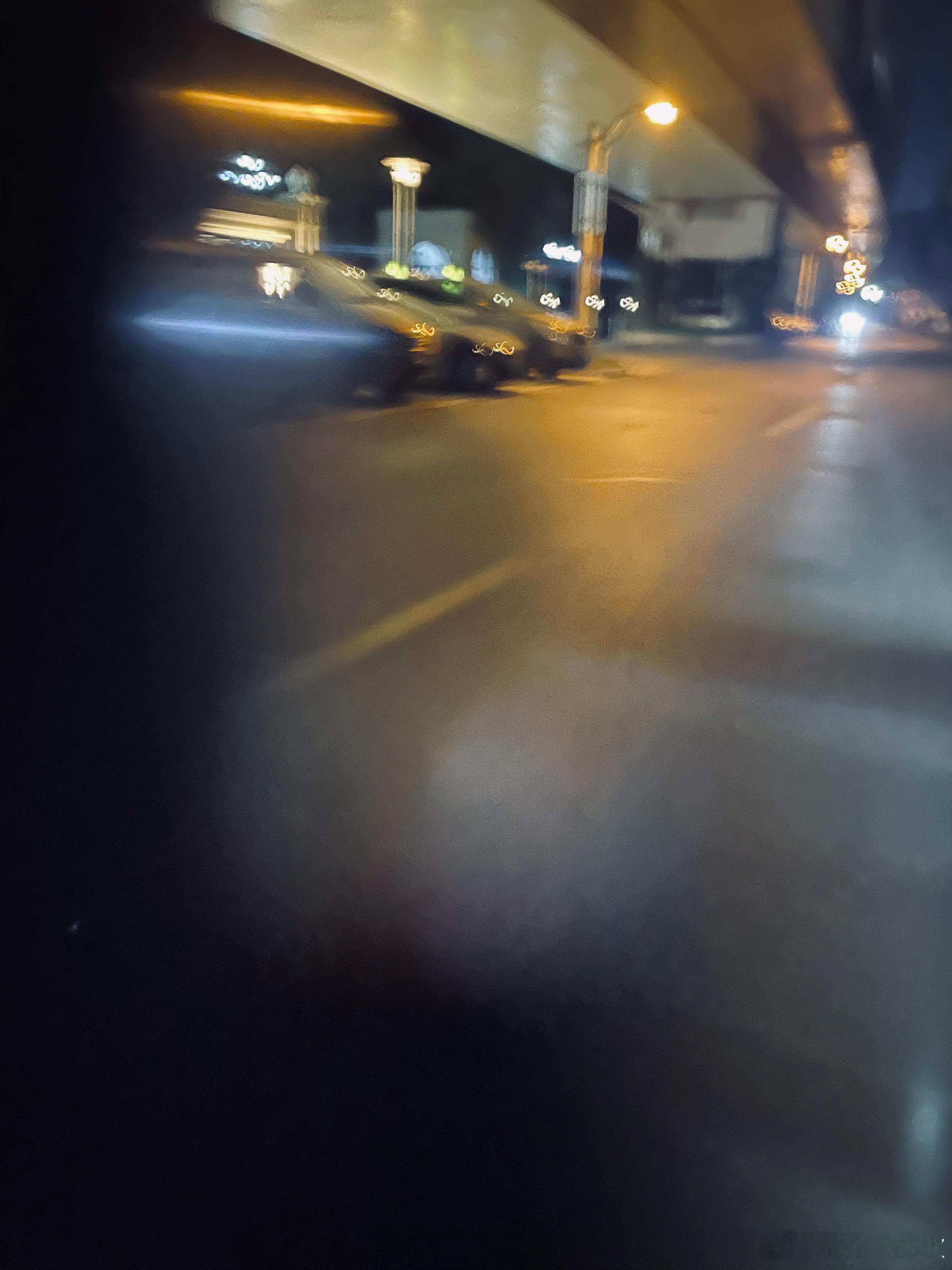 总是想试着写一些什么
寥寥几笔就不再继续下去

于是抱起吉他 弹唱着那些
我们合唱过的经典老歌

当时只觉美好 后来再弹起 
却成为了独角戏
歌词增添了几分味道 其中寓意
终于你不再扮演深沉

夜深人静
沉甸甸的回忆 拨动你的心弦
窗外传来汽车的轰鸣声
打破了原有的宁静
终于你试着闭上眼睛
朦胧间 天 ​