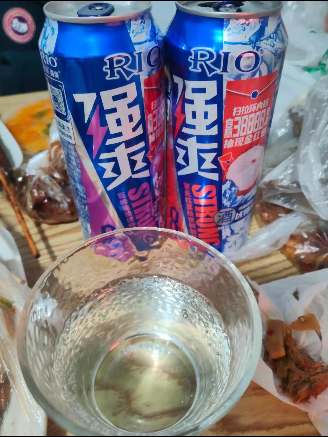 比起相敬如宾，举案齐眉，我觉得夫妻之间最真实的情感是：嘴上互相嫌弃，心...