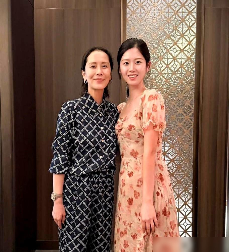 19岁儿子当街从背后搂住海清的腰，评论区瞬间炸了锅。
照片里，蛋妞比妈妈高出一个头，动作自然又亲昵。有人直接开喷：这么大儿子不知道避嫌？母子也得有边界感。
可翻开这孩子的履历，闭嘴的人越来越多。画画拿奖，给国际赛事题过字，钢琴弹得好，体育也没落下，学业更是没让海清操过心。单亲妈妈带出来的孩子，优