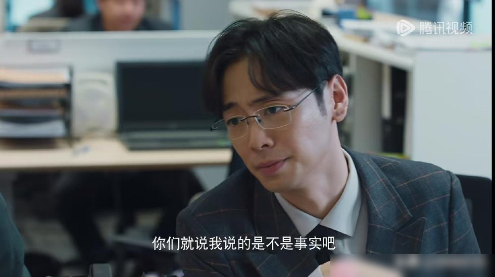央视八套刚上的《蒸蒸日上》，收视峰值直接干到2.4%，但真正让观众半夜笑出声的，不是高叶打官司，是那个叫苏博文的嘴。
这哥们儿在泓湖律所上班，张嘴就把萧龙女的草台班子团队封为“卧龙凤雏”，弹幕直接炸了。别人开会说方案，他搁旁边欠嗖嗖接一句，句句扎心又句句在理。观众一边骂他嘴贱，一边疯狂截图做表情包