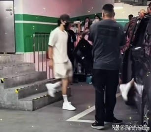 王一博出发赛车场，他有一种高贵优雅的魅力。