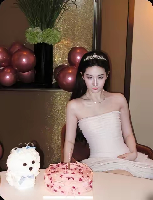 刘亦菲三年不进组的背后：卡她的从来不是演技，是剧本之外的门槛
刘亦菲已经整整三年没有进新组拍戏了，这绝对不是圈内没人找她。现在业内找她拍电视剧，报价开到5000万她一分都不肯降，还给自己立了三条雷打不动的接戏原则：悬浮偶像剧不接，流水线粗制滥造的古装剧不接，逻辑稀碎的烂本子不接。剧本质量评分低于80
