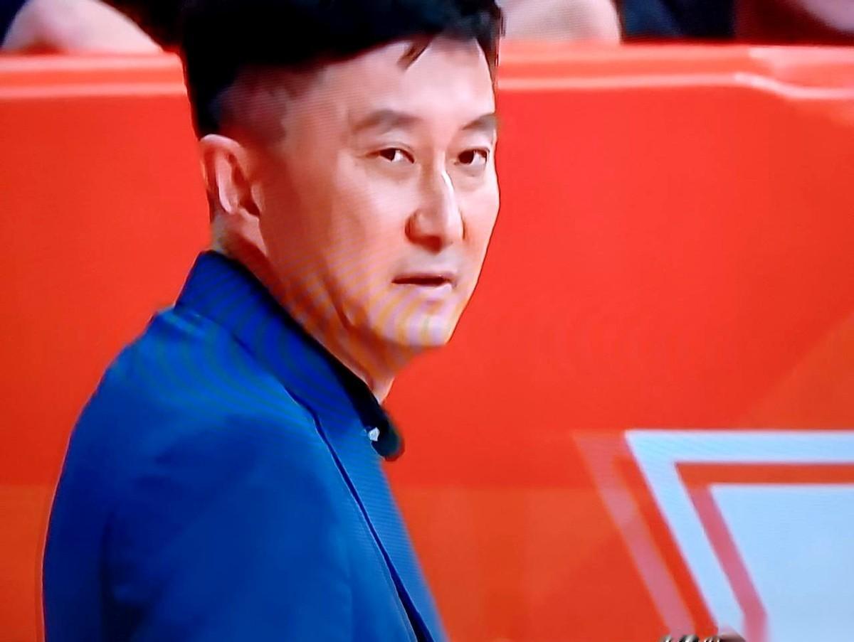 在广东男篮两分惜败福建的那个夜晚，转播镜头捕捉到了一个极为刺眼的画面。...