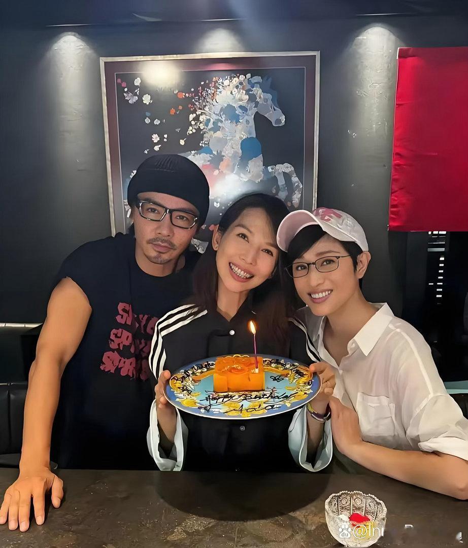 蔡少芬过生日，张晋、陈法蓉都在场，结果就端上来一个巴掌大的小蛋糕。网友刚想吐槽太抠，一看桌上人，全闭嘴了。 ​