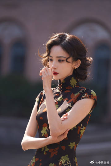 #古力娜扎好像就是那个年代的##古力娜扎好伟大的一张脸# 旗袍的造型真的是把民国的气质都拉满了，古力娜扎好像就是那个年代的，这张脸真的是绝美了 ​