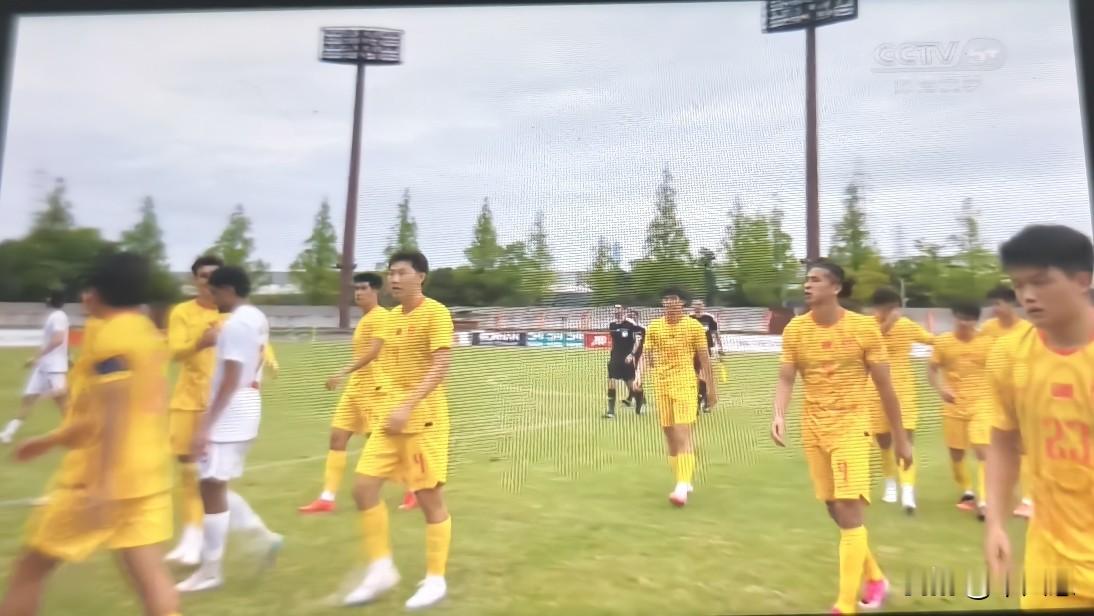 中国男足简直太不容易了！在亚运男足小组赛中国VS伊朗的比赛中，场面上并不占据优势的中国男足，以0:0的比分逼平了伊朗。第一场比赛，在先丢一球的情况下逆转朝鲜，这场比赛又战平了强大的伊朗，只要最后一轮打平阿联酋，就能从死亡之组突围。