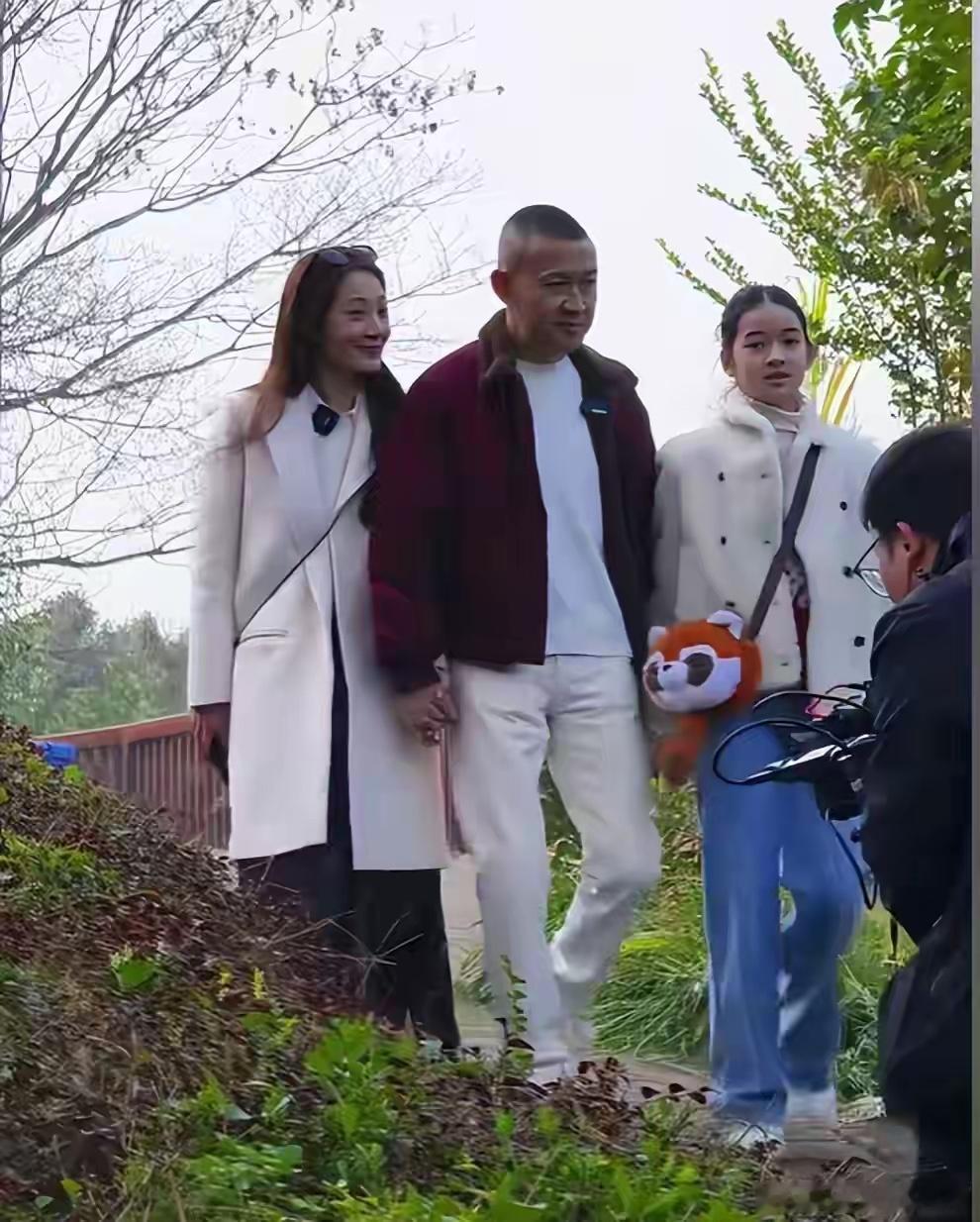 从粉丝到爱人，5位男星的婚姻，最大相差14岁，你知道几对？
✅许嵩&冯禧：相差14岁，歌迷成长为主持人同台
✅周杰伦&昆凌：相差14岁，少年仰慕走到古堡婚礼
✅聂远&秦子越：相差9岁，粉丝考上中戏奔赴偶像
✅林志颖&陈若仪：相差10岁，做车模制造相逢机会
✅刘德华&朱丽蒨：相差5岁，默默陪伴隐身二十 ​