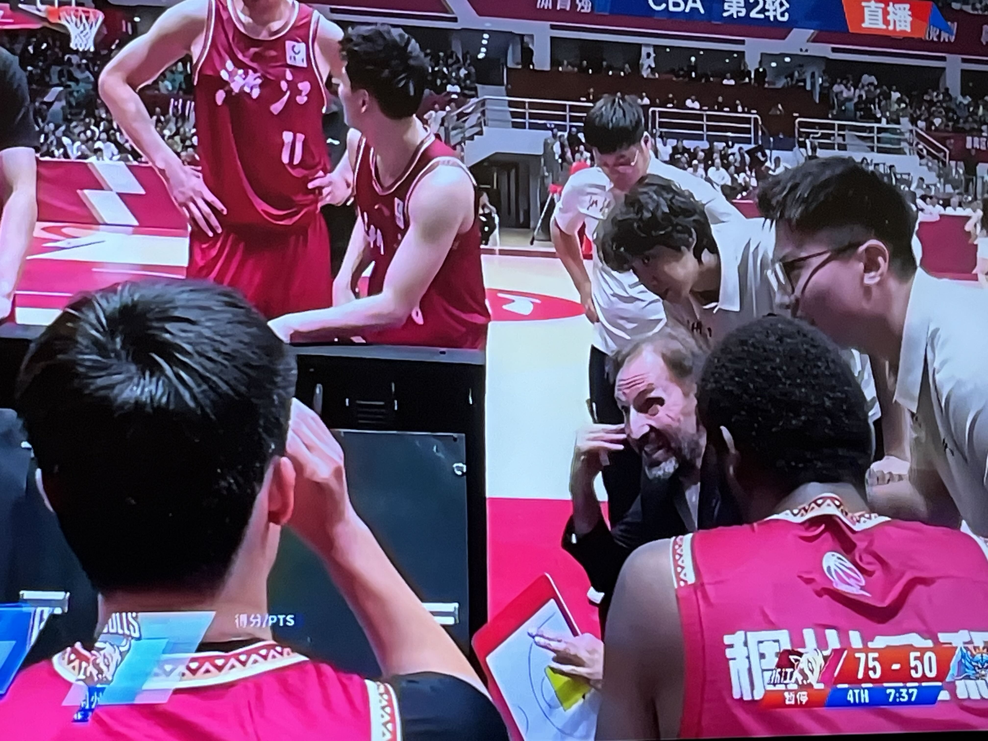 CBA常规赛第三轮，今晚将迎来以下对阵：
1、山西汾酒对阵上海久事
2、北京首钢对阵深圳马可波罗
3、广东东阳光对阵浙江浙商证券
4、长白山恩都里对阵新疆广汇能源
5、福建晋江文旅对阵宁波町渥
此前接连吞下两场败仗的广东、吉林、宁波，此番能否拿下首胜？山西坐镇主场能不能掀翻上海？深圳远赴客场能否力克