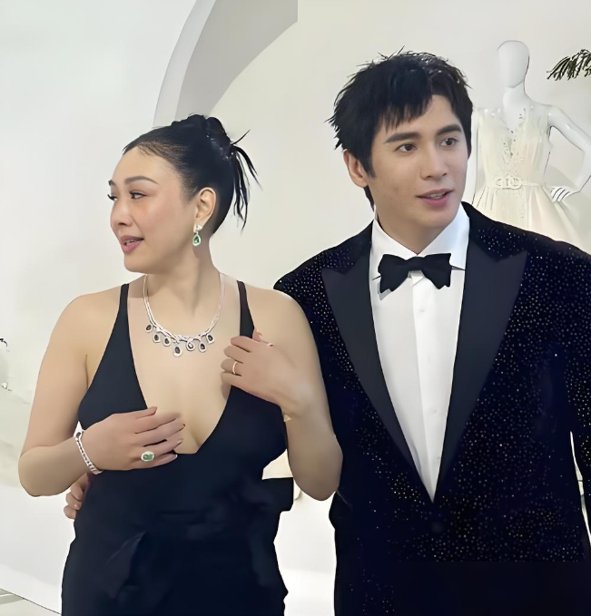 54岁钟丽缇把财产全留给三个女儿，小12岁的张伦硕只回了一句话：我没意见。这话搁别人嘴里像场面话，搁他嘴里，没人敢不信。
三个女儿全改了姓张，不是钟丽缇逼的，是孩子们自愿的。大女儿改张敏钧，二女儿改张思捷，小女儿改张凯琳。改姓这事，比任何婚礼誓言都狠。
张伦硕手机里存着一条短信，女儿发的：爸爸，