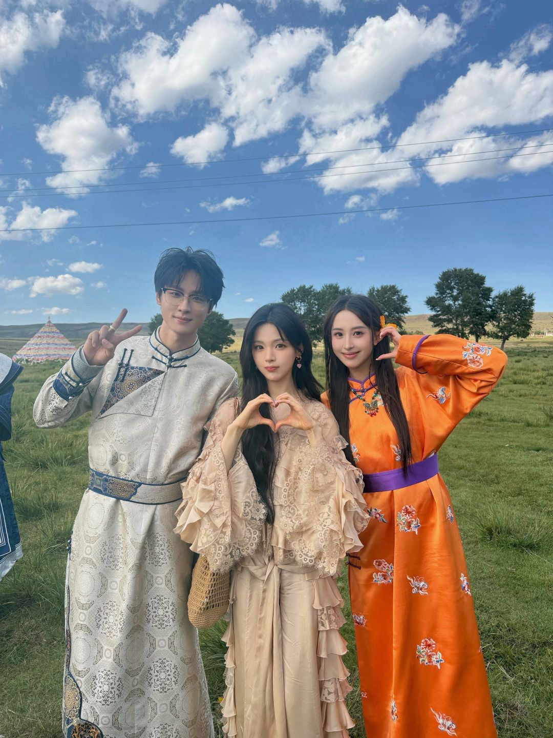 #杨超越[超话]#  
捡一些合照
#杨超越心动的信号# ​