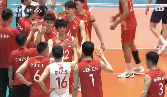 点评一下亚运会中韩男排小组赛，中国队3:2取胜，不容易
一上来我们队员就太想赢球了，所以用力过猛，失误不少，好在张景胤很快调整过来，发挥出了他复出后的最佳水平，谁知又受伤，看了都心疼
最想不通的是拖了伤病腿的他过了一会又上场了，他这一上场等于五个人打六个人，差点输了第三局
张景胤太要强了，他是能带动队员情绪的人，有带头大哥气质，不过还是不能硬撑，要吸取教训
越来越看不懂教练
从亚锦赛到今天的亚运会李咏臻打关键场次从没让人失望，这样一位有能力有责任心的球员却经常被按在替补席上，今天能取胜李咏臻上场后是转折点，他补强了张景胤不在场上
温子华亚运会发挥一场比一场好，在球队进攻困难的时候他顶住了
俞元泰也尽力了，在对角主攻不下分的情况他拼了，真的是每个队员拧成一股绳了所以今天才能取胜
后面的比赛继续这样打，首先要有赢球的强烈愿望才会竭尽全力去拼，精神状态太重要了