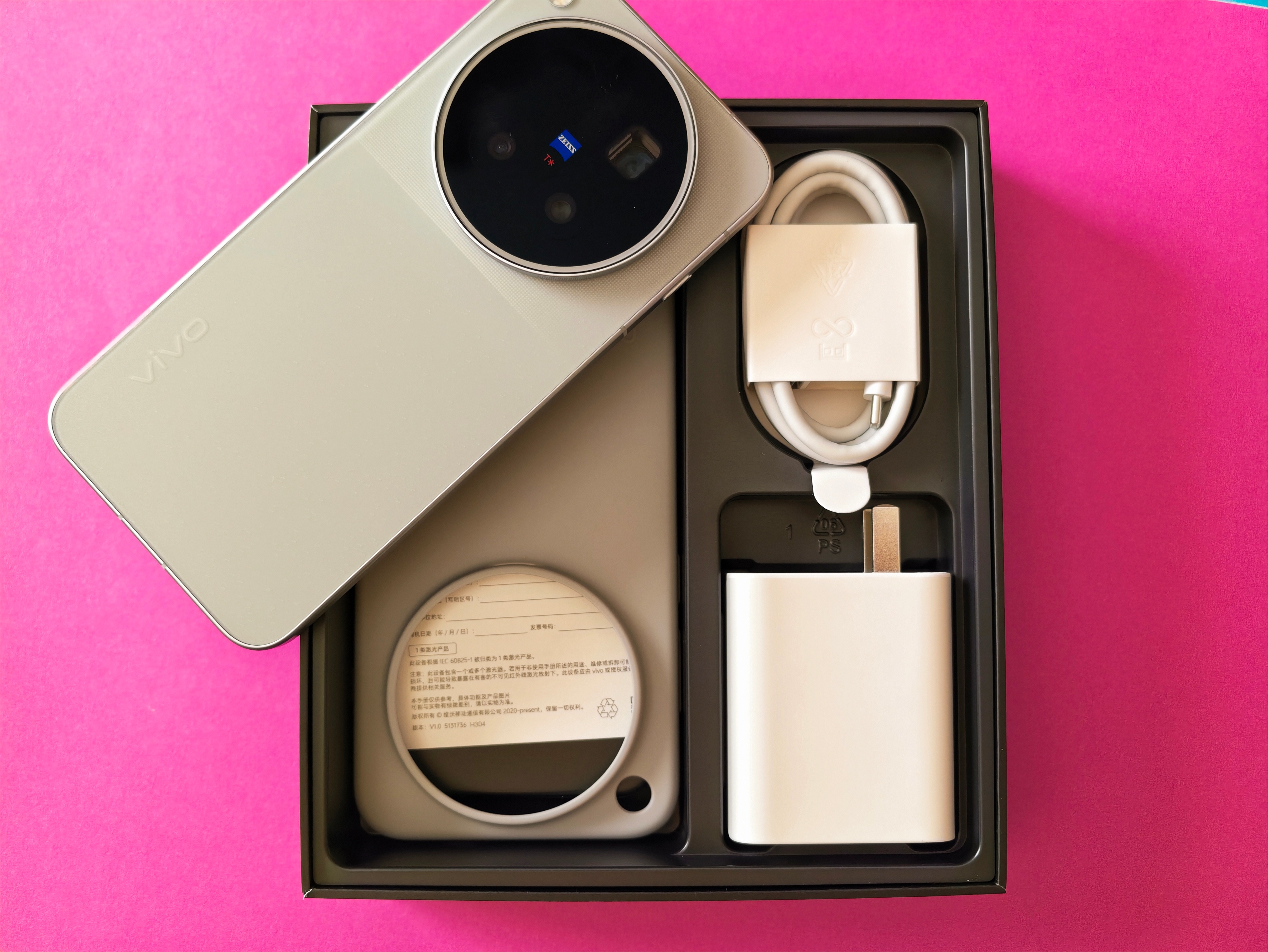 #vivo[超话]# 
vivoX500新机开箱|大地回声实物太绝
vivo X500 Pro Max 这配色低调又高级
把旷野微光握在手心
低调沉静的灰调背板，光线流转间细碎星光缓缓浮现。
潮汐冷雕玻璃手感细腻，光下暗藏细碎闪粉
蔡司影像加持，带上它出门，随时记录大地与光影的回响。影像实力在线，摄影党狂喜。
 ​