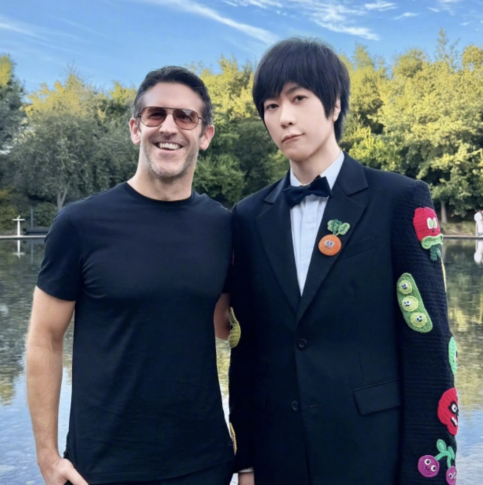 #段永平曾称很喜欢苹果新CEO#【#苹果发布会嘉宾阵容出圈#：段永平到场，五月天阿信晒和新任CEO合照】北京时间 9 月 10 日凌晨，苹果在 Apple Park 乔布斯剧院举行秋季新品发布会，正式推出旗下首款折叠屏 iPhone —— iPhone Duo。这是自 2017 年 iPhone X 以来，iPhone 首次迎来全新形态。此外，这也 ​