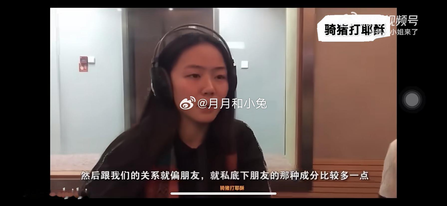 #冯禧师生恋旧闻被重提遭批#许嵩冯禧官宣结婚，热度上来，早年感情传闻也跟着被重提。
高中阶段的师生关系，本身就自带身份鸿沟，个人觉得那个年纪谈恋爱实在太早。
网上众说纷纭，有人纠结时间线，替旧人抱不平，也有人觉得过往已成过去，结婚是当下的结局。
感情里的纠葛外人很难看透，谈过估计是肯 ​