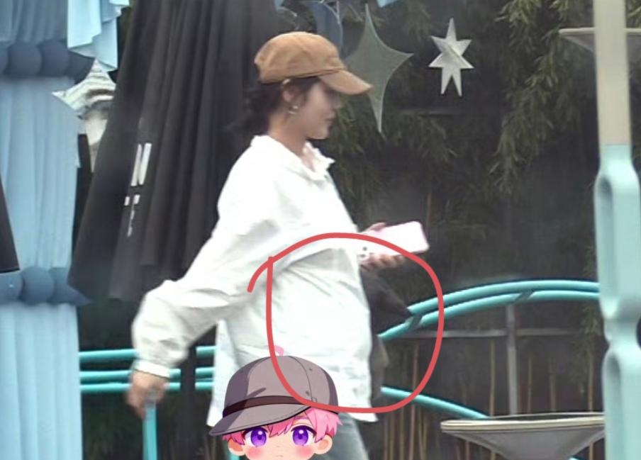 那个说舅舅就是我爸的女孩，可能真的要当妈妈了！

最近，张佳宁的一组外出画面在网上引起了讨论。镜头里的她穿着比较宽松的衣服，小腹位置看起来有些隆起，于是“是不是怀孕了”的猜测又一次传了出来。不过截至目前，这件事还没有得到张佳宁本人或工作室确认，所以现在只能算是网友和媒体的猜测，不能当成实锤。

说起