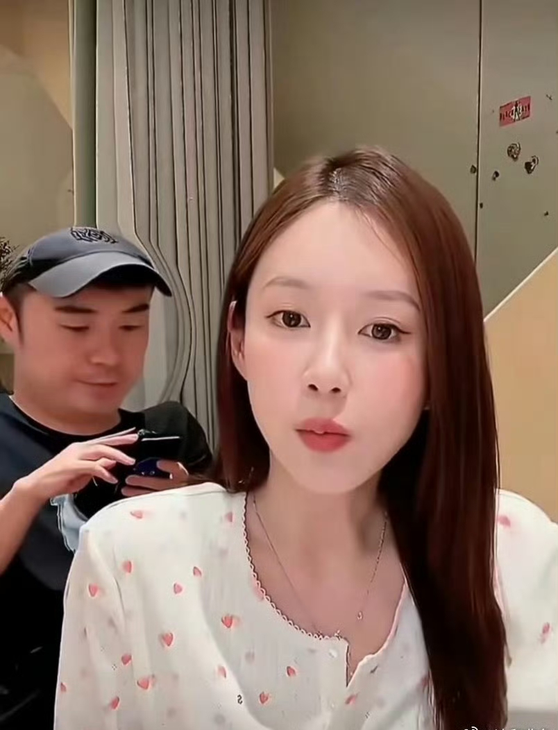 陈赫和张子萱的相处日常再度引发热议，时隔多年，两人依旧甜蜜默契，简单的同框画面满是温柔氛围感！
 
追溯2015年的舆论风波，两人恋情曝光后口碑两极分化。陈赫凭借《跑男》综艺热度稳步翻红，事业一路顺遂。而张子萱却深陷争议，被扣上负面标签，演艺事业彻底停滞，出镜画面常被