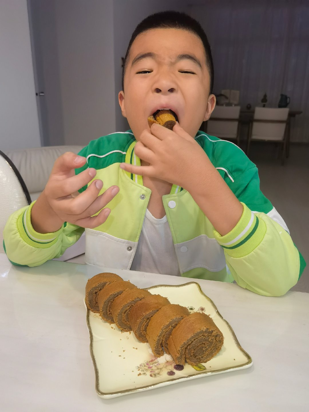 周末就点餐了，要吃妈妈做的咖啡味瑞士卷
安排！也没别的手艺，这还不得赶快满足嘛[不愧是你] ​