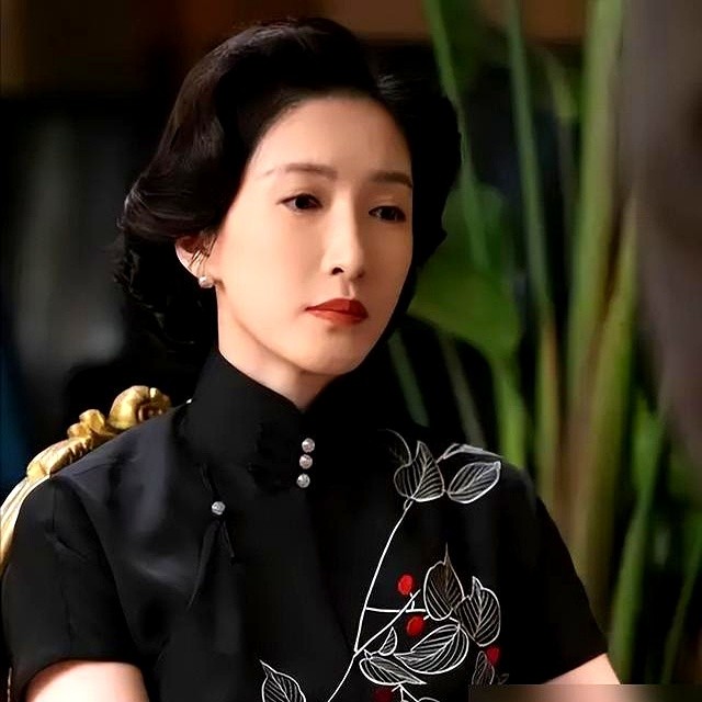 一份新剧的颜值榜，直接把当红女星排在新人后面了。

2026年谍战剧《醒来》收视率轻松破2啊。剧里几个女演员的排名在网上炸开了。

古力娜扎演的双面特工才拿了第五。江疏影靠着知性气质稳坐第二。

拔得头筹的是十八线新人徐冰。她硬是用端庄大气的造型扛起了榜首。

你平时可能总盯着名气看。这次9月份的讨