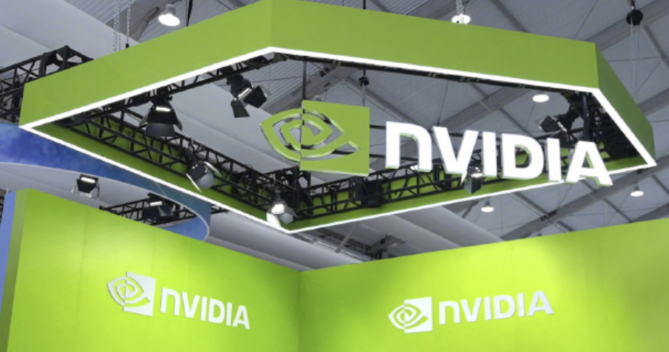 【#英伟达斥资35亿美元入股联发科#：自研XPU也能进入“NVIDIA生态”】随着AI算力需求持续增长，全球科技巨头对AI芯片的掌控正在从“采购”走向“自研”。谷歌、亚马逊、微软等公司近年来持续推出自研AI芯片，希望针对自身AI业务优化芯片架构，在性能、功耗和成本之间取得更好的平衡。因此，对拥有庞大 ​