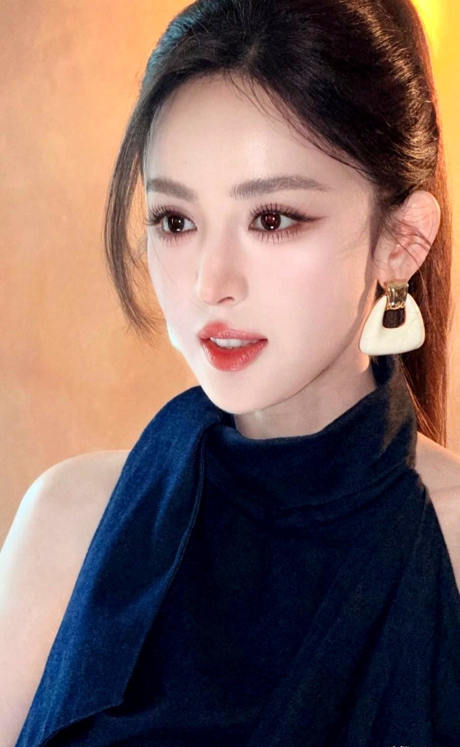 娜扎难过的时候，第一个电话是打给杨迪的。

她其实特别宅，以前不拍戏的时候能一个月不出门，就在家熬夜看韩剧吃点辣的。她说自己只有三个超级好的朋友，对想做朋友的人都有点距离感。

要让她出门旅行，门槛就一个：必须跟相处舒服的人在一起。要是跟不喜欢的人同行，她宁愿窝在家里。

以前她嫌紫外线强，连去马尔