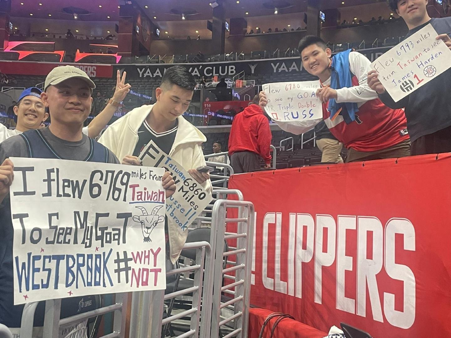 🐐我的GOAT！数名中国台湾球迷现场示爱威少和哈登❤️​​​​