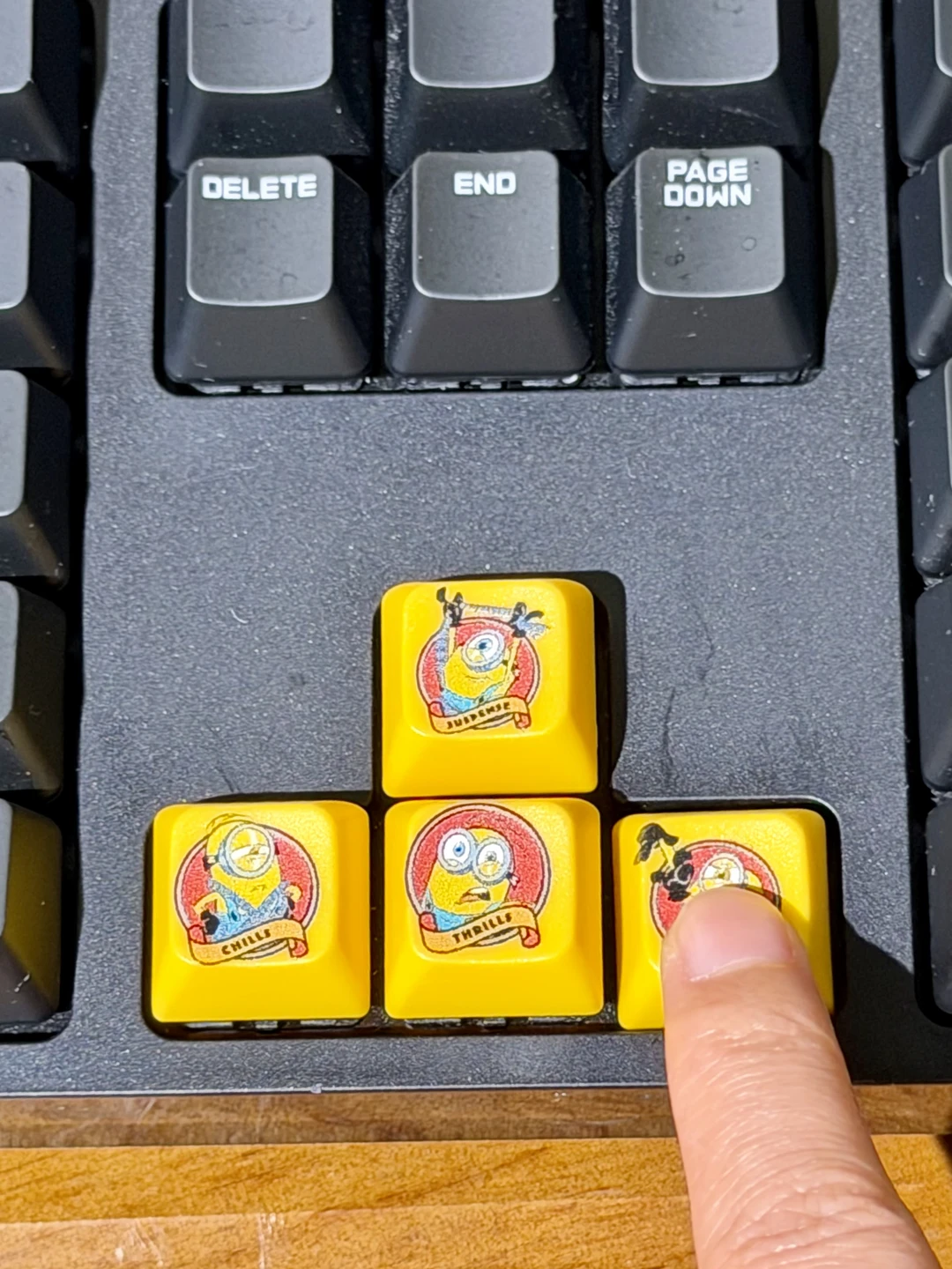 糟糕！！键盘已被瑞的小黄人占领了……🤣