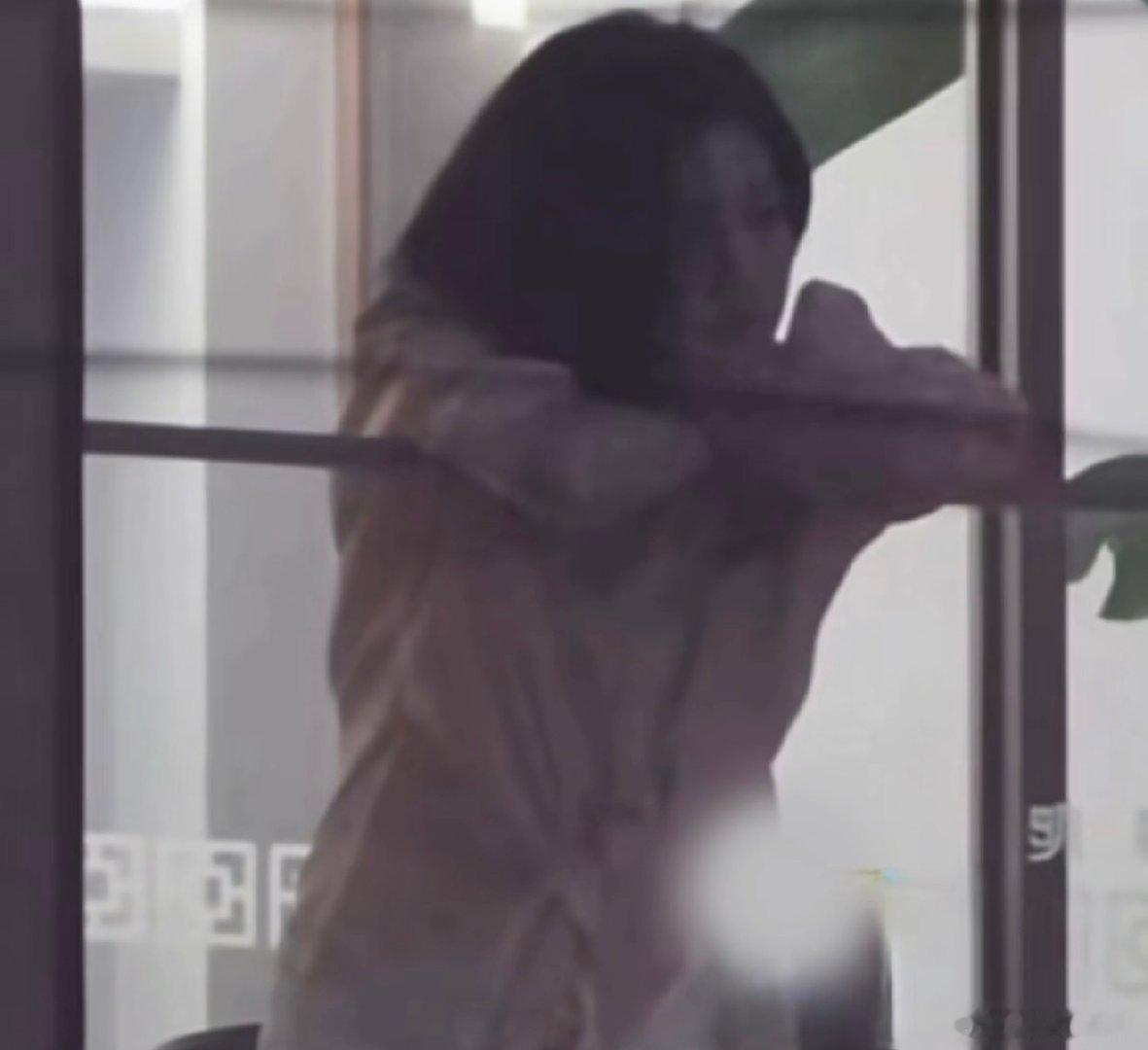 #妙不柯妍[超话]# 被偷拍的姐姐都是那么美～～ ​