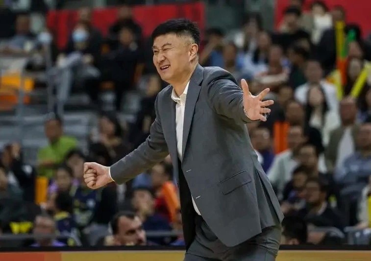 杜锋：逆境拼搏显广东精神 缺兵少将仍力克广厦   杜锋在赛后坦言，球队...