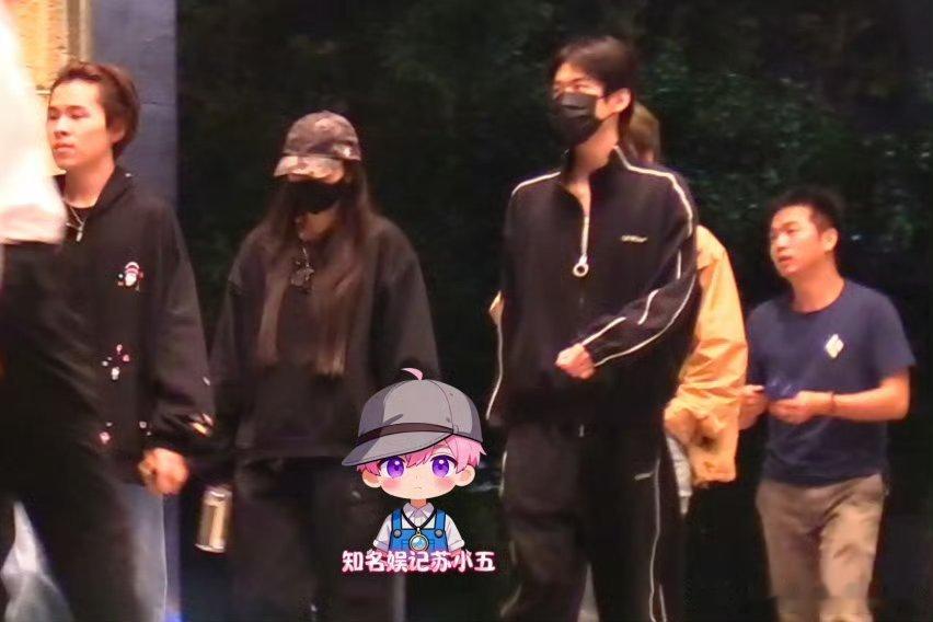 #王玉雯周柯宇一起看电影#娱记苏小五拍到王玉文和周柯宇私下感情甚好，俩人入住同一家酒店后，在工作人员陪伴下一起从酒店走出。一行人有说有笑，来到商店买了零食和水，随后到电影院看电影。看完电影后，王玉文和周柯宇并肩过马路朝酒店走去。到达酒店门口，王玉文与周柯宇告别好友后，与助理一起进入 ​
