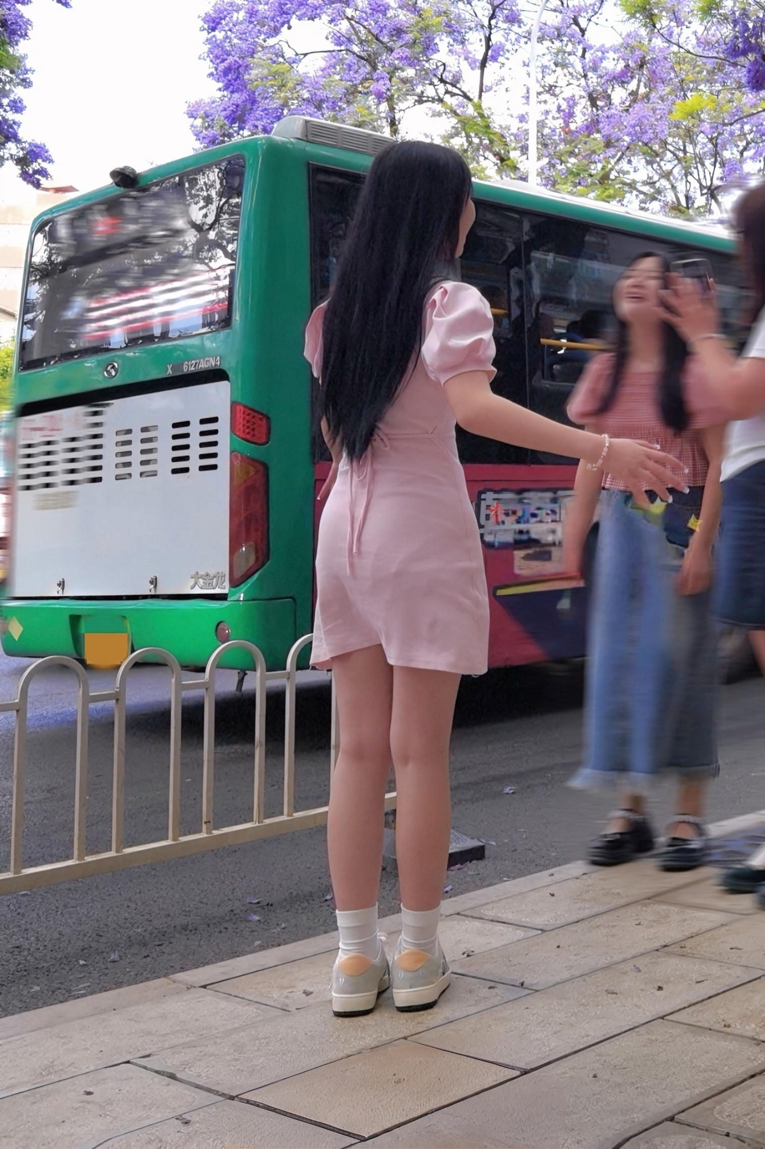 背影与花海的邂逅，粉色小裙在微风中起舞。🌿