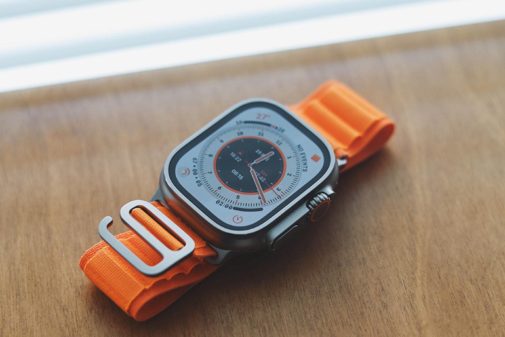 一代APPLE WATCH Ultra还有人在用吗？想想也是神奇，一夜之间，华为的穿戴设备就席卷了整个市场了，当然，也不能说已经完全碾压苹果的穿戴设备了，但从功能性到续航表现等层面，华为的都会更优秀一些！我身边包括教育工作者也好、普通小女生也好，确实都将华为的穿戴设备作为第一首选了。 ​