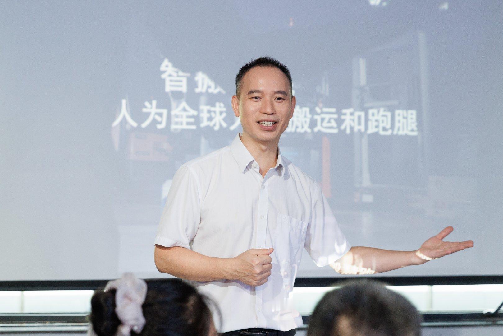 【#思想耀岭南# | 对话陈洪波：具身智能机器人进厂打工正在成为现实】#模具厂蝶变机器人头部企业##广东智造托举移动机器人突围# 
近日，《思想耀岭南》制作团队走进广东嘉腾机器人自动化有限公司，与公司联合创始人陈洪波深度对话，探寻中国工业机器人从跟跑到领跑的关键密码。 ​