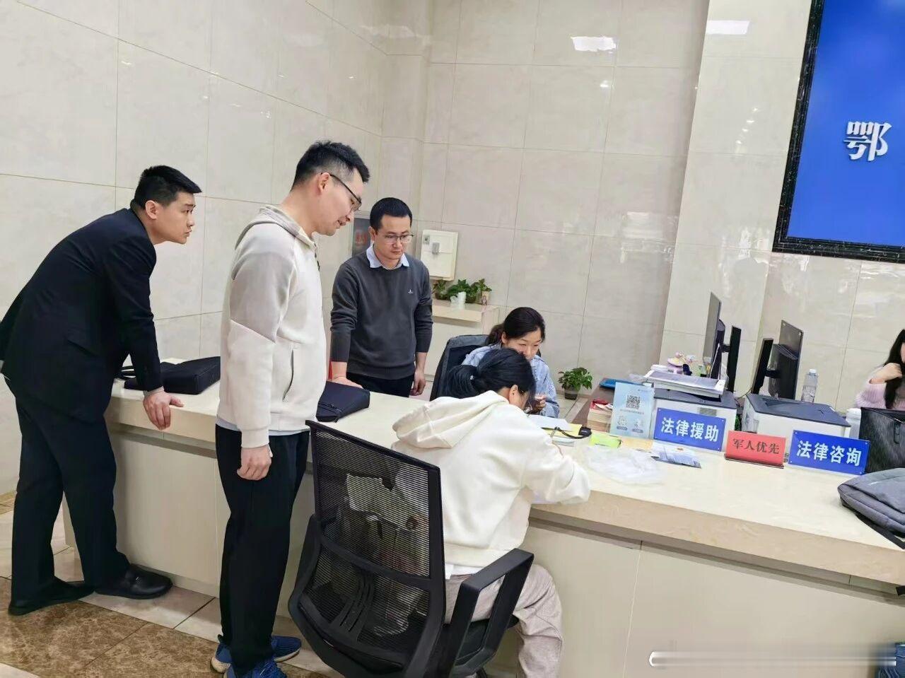 #鄂检新闻##普法宣传#【低保户父亲摔成二级伤残，这通电话撬动了转机】年过六旬的老刘跟包工头张某干木工。2025年6月底，他在工地从高架摔落，经鉴定构成二级伤残、瘫痪在床。包工头仅垫付23万元医疗费，后续费用无力承担；老刘失能失智失语，家属连事故工地都搞不清，维权陷入死局。2026年4月，鄂州市 ​