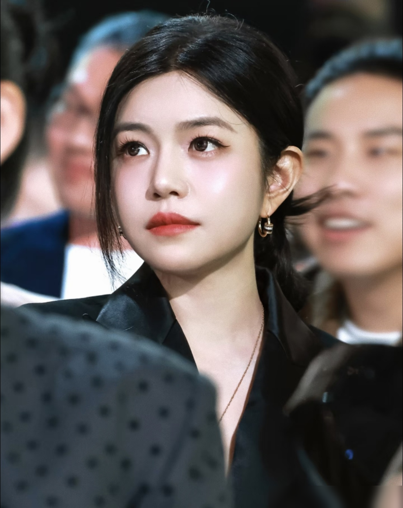陈妍希瞒孕4个月拍《北上广》，导演看穿却不点破？
剧组没人知道她怀了孕，演职场新人黄依然全程穿高跟鞋跑外景，吐得直不起腰也硬扛。
导演某次顺口问是不是变胖了，她心虚含糊带过，导演看穿却贴心不点破，杀青当天她刚好满4个月才停工待产。
这背后是成年人藏在细节里的体面与担当。你怎么看？