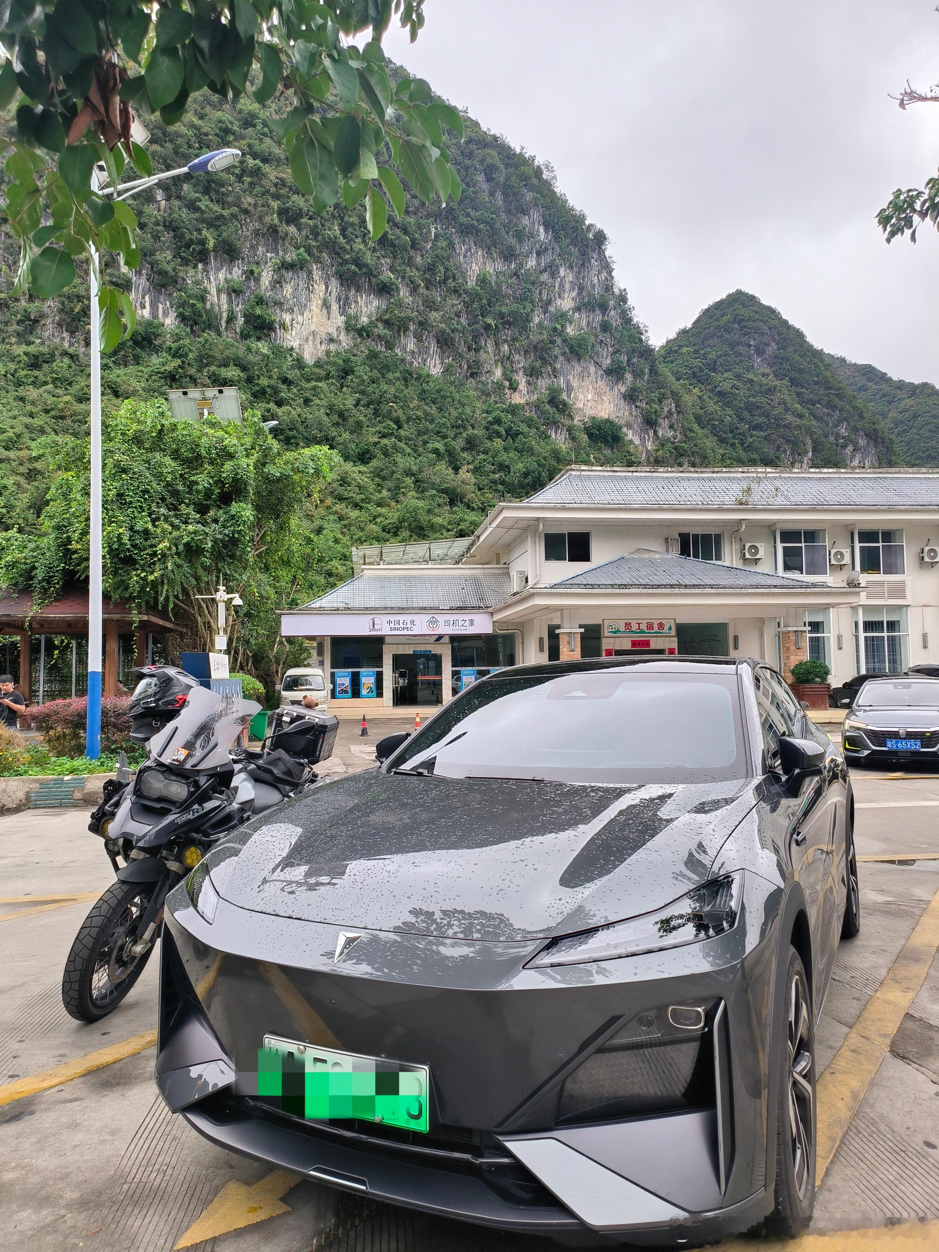 驾深蓝S07 赴一场滇东南之约
趁着国庆长假，自驾旅游提上日程。10月1日，满电启程，驾深蓝S07从南宁一路驶向弥勒，途经普者黑，赴一场滇东南之约。日落时分驻车营地，车床为家，抬头便是山野晚风。
本次旅途全程1600多公里，平均电耗16.1，油耗6.0。215km增程版应对爬坡路况表现稳定，沿途服务区快充补 ​
