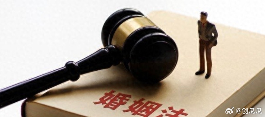 深圳一起因婚外情引发的刑事案件引发巨大争议，一名90后女孩被一审以诈骗罪和敲诈勒索罪判处14年有期徒刑，其新任辩护律师随即公开指控庭审存在严重程序违规。  一、案件核心事实- 人物关系：男方为年近六旬